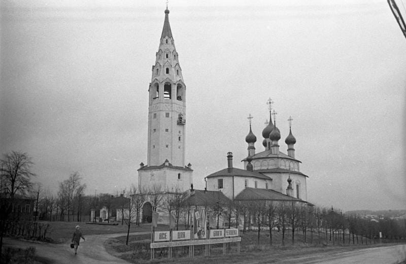Палехте шатырлы қоңырау мұнарасы бар тамаша Крестовоздвиженская шіркеуі тұр