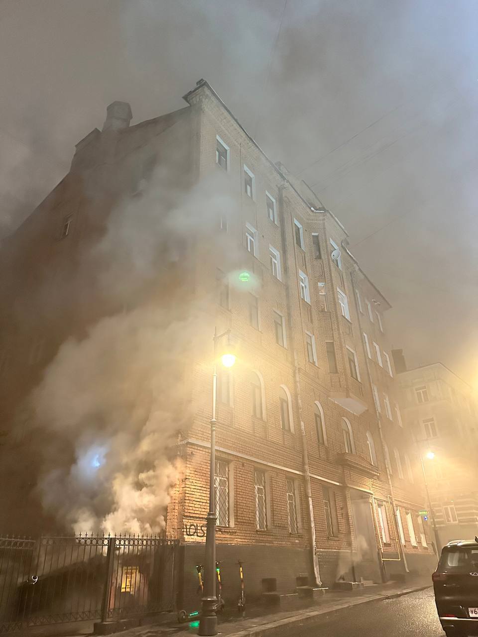 Antiquarian bookshop “Lyudi i veshchi” on fire in Starosadsky Lane, Kitay-gorod