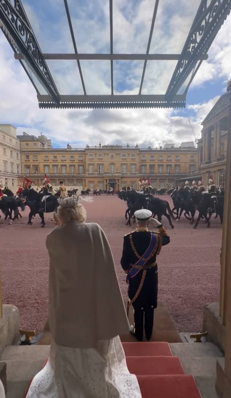 Charles III in the courtyard of Buckingham Palace after the State Opening of Parliament in 2023, for the first time as king, and in 1952 with Elizabeth II, who opened Parliament for the first time as queen