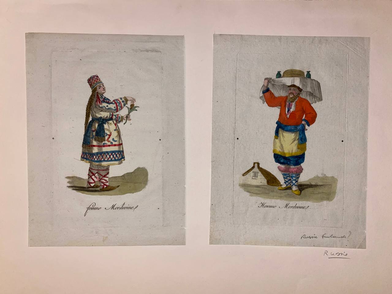 « Une Mordve replète, vêtue d'une chemise tachetée aux épaules, aux manches et à l'ourlet de laine rouge, comme si on l'y avait écrite avec du sang ; sa poitrine ployait sous des pièces d'argent de toutes tailles disposées en plusieurs rangs ; à ses oreil