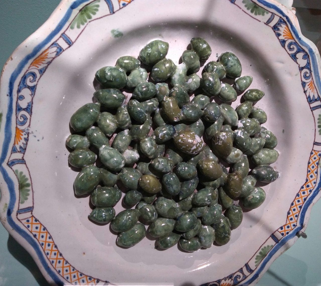 Puisque nous voilà à table, j'ai encore pour vous des olives en céramique