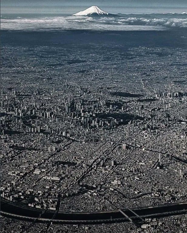 En 1920, Tokyo comptait moins de 3,7 millions d'habitants, en 1962 sa population atteignait 10 millions, et la capitale du Japon en abrite aujourd'hui 37 millions : c'est la ville la plus peuplée du monde