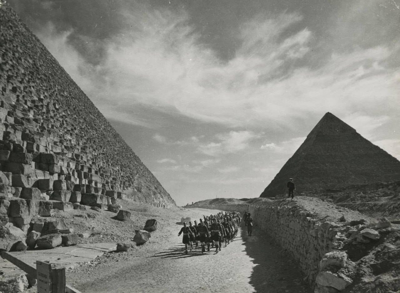 Troupes coloniales britanniques défilant devant les Grandes Pyramides, 1940