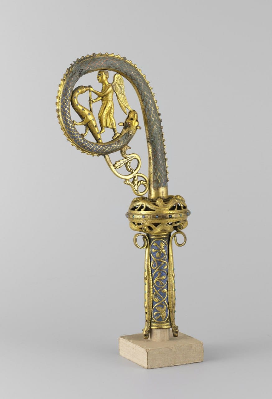 Crosse épiscopale ornée de l'archange Michel terrassant le dragon, 1220-1230, Limoges