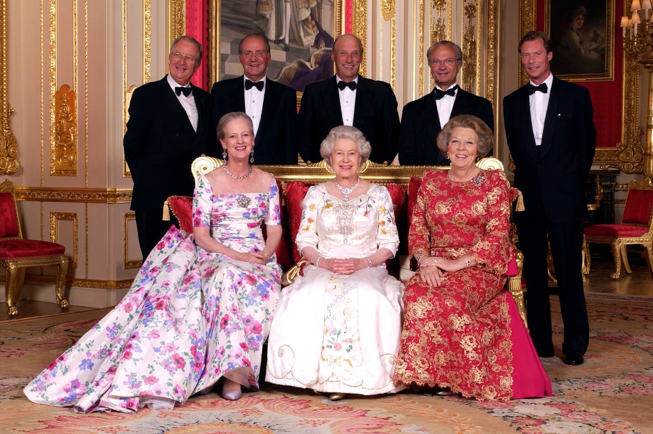 Les trois dernières souveraines régnantes d'Europe : Margrethe II, reine du Danemark, Élisabeth II, reine du Royaume-Uni, Béatrix, reine des Pays-Bas