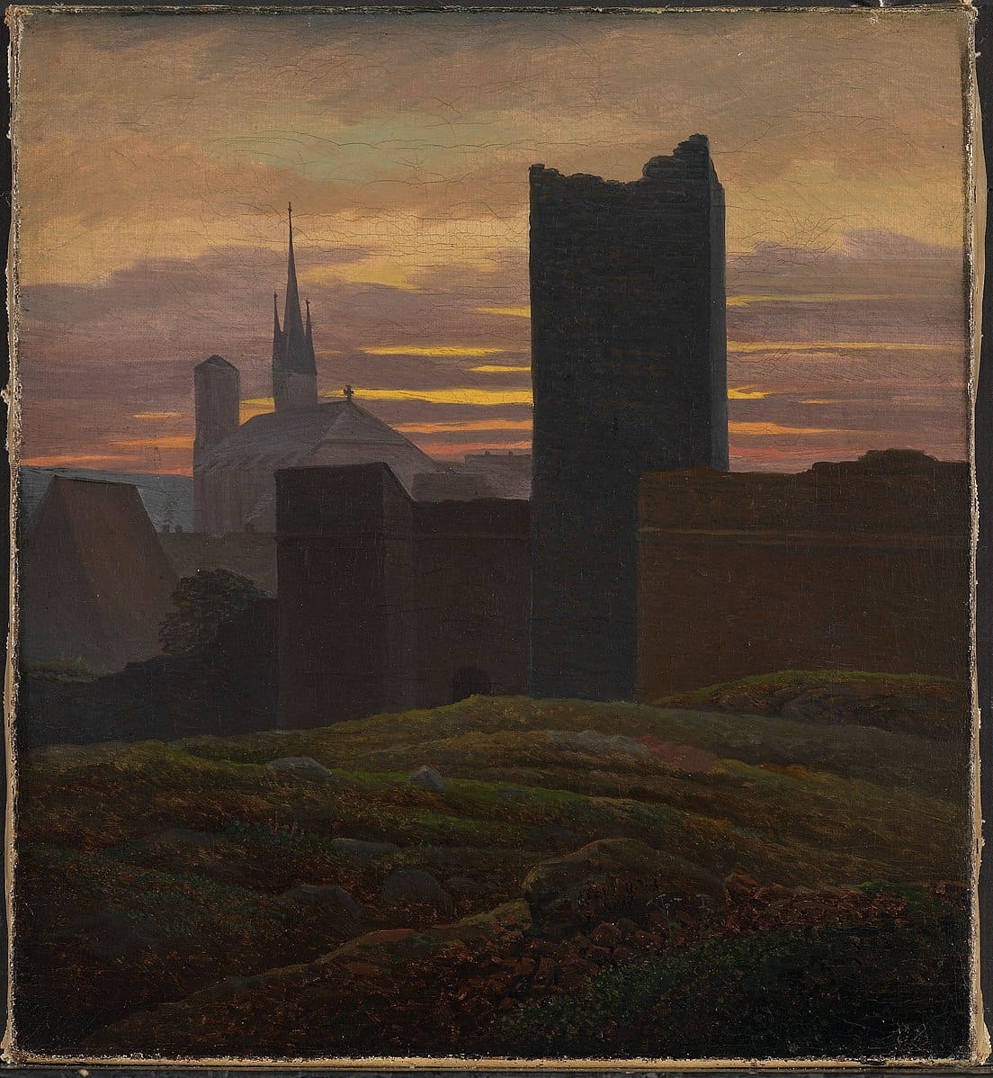Tableau montrant les silhouettes sombres d'une tour et de remparts sur un ciel de crépuscule, une église à flèche pointue derrière et une pente herbeuse et rocailleuse devant.