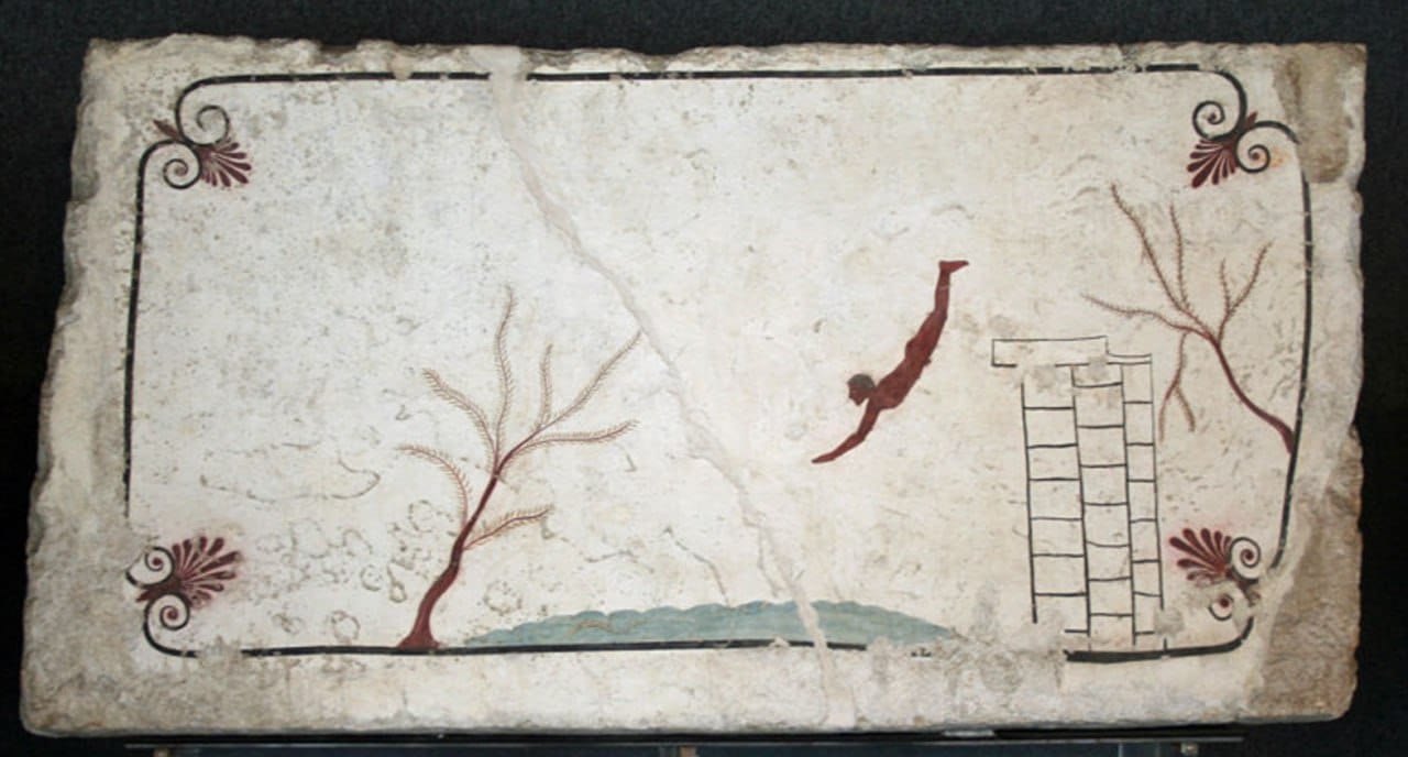 Une figure nue brun-rouge plonge la tête la première vers une bande d'eau, près d'une structure en échelle ; deux arbustes et des motifs d'angle ornent la dalle fissurée.