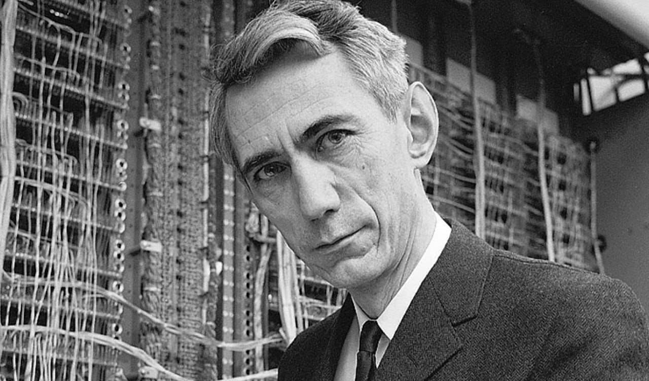 Le mathématicien américain Claude Shannon, créateur du terme « bit », fondateur de la théorie de l'information, cryptanalyste et ingénieur, a dit un jour : « Je peux imaginer un temps où nous serons pour les robots ce que les chiens sont pour les humains