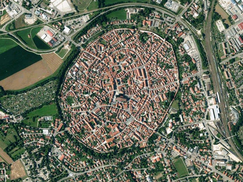 La ville médiévale allemande de Nördlingen est bâtie dans le cratère d'une météorite tombée il y a 15 millions d'années, qui a laissé une empreinte de 25 km de diamètre
