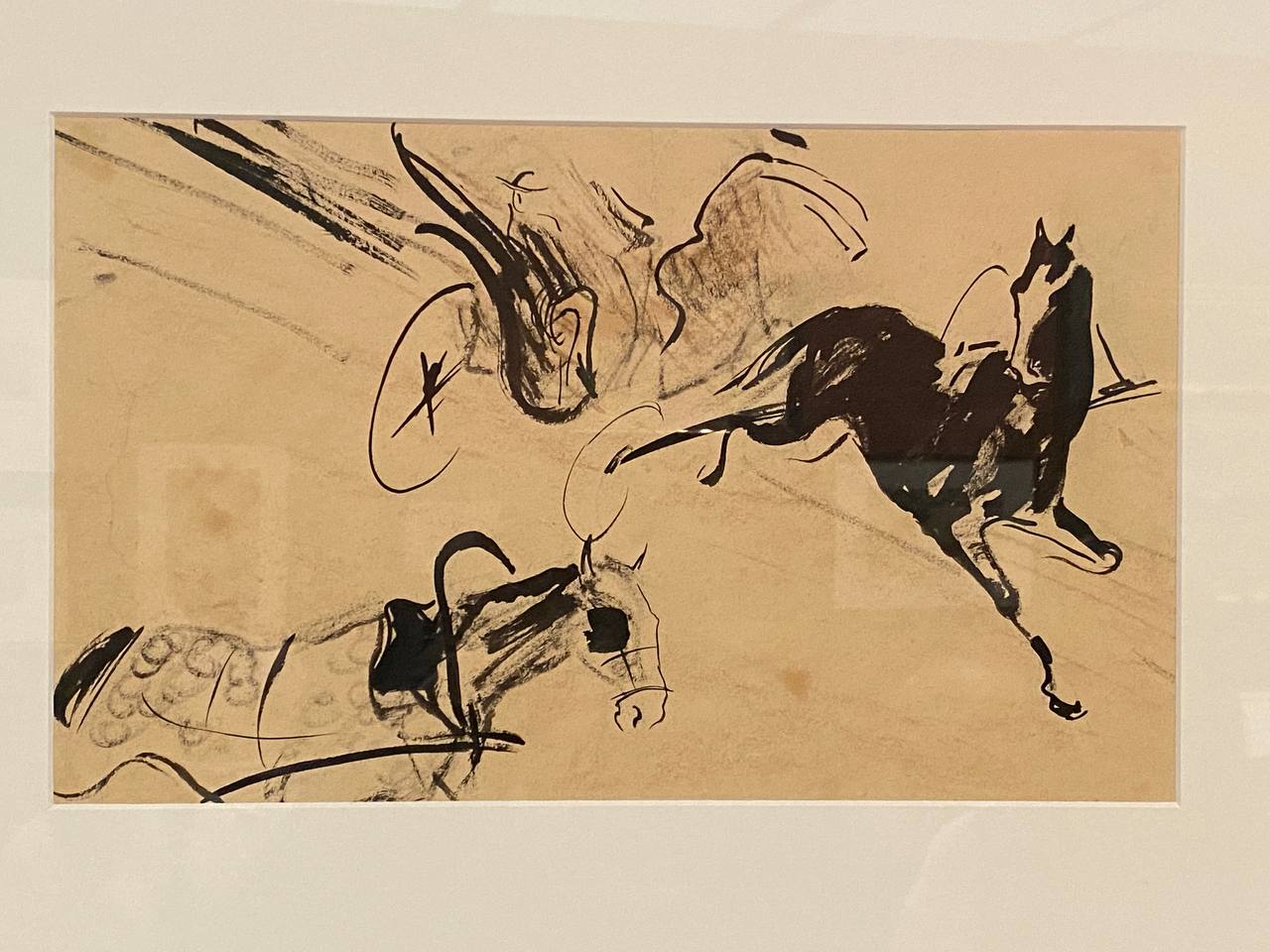 Croquis rapide à l'encre sur papier jauni, sous passe-partout : un cheval sombre en plein bond, un cheval gris attelé et des roues de voiture.