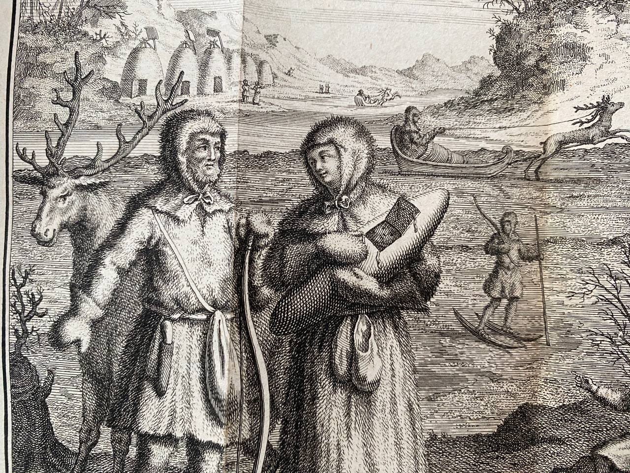 Gravure ancienne : un homme avec un arc et une femme portant un bébé, en capuches de fourrure, près d'un renne. Au fond, un skieur, un traîneau attelé et des huttes coniques.