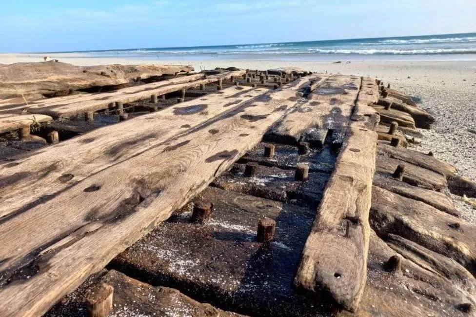 Sur une plage de l'un des îles Orcades, au nord de l'Écosse, un grand fragment de navire du XVIe siècle a été découvert