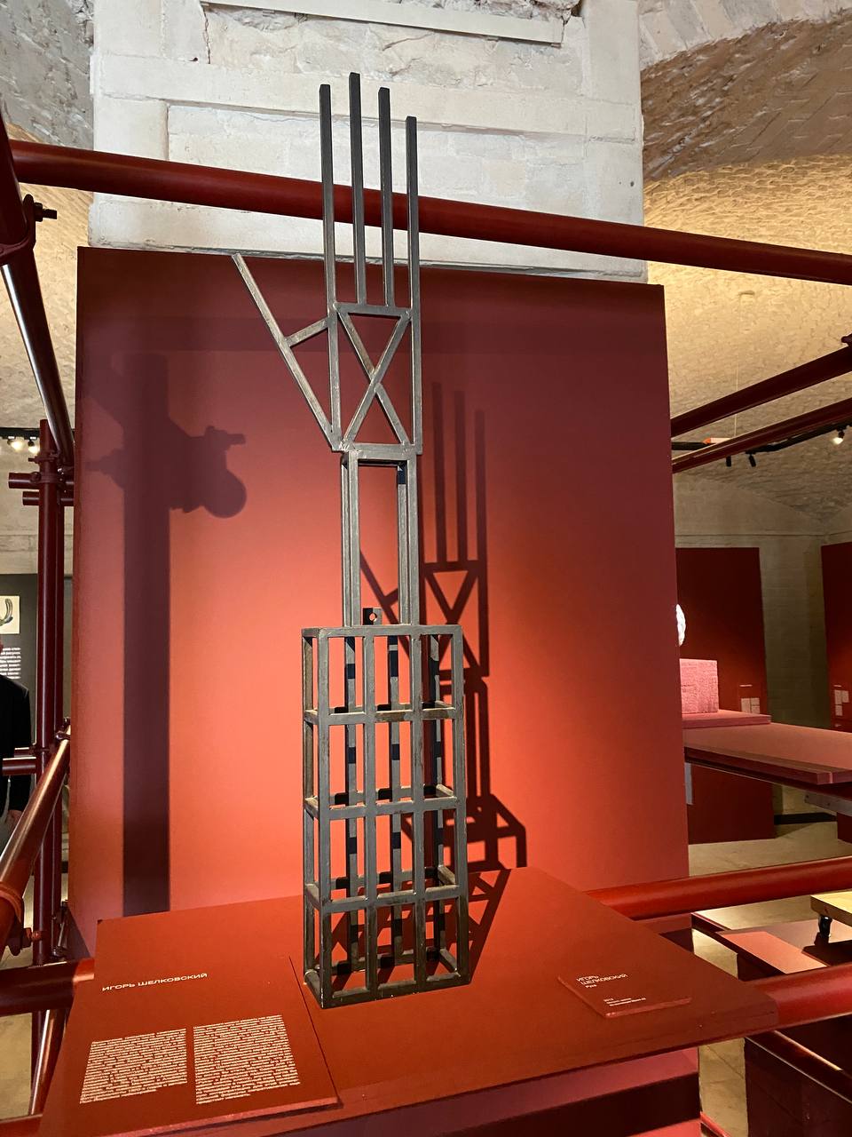 « Sculptures vivantes », deuxième exposition du projet « Systèmes de mimétisme » à l'espace Az/Art, sous le commissariat d'Alexandre Dachevski, réunit des œuvres d'Igor Chelkovski, Vladimir Iankilevski, Vadim Sidour, Piotr Diakov, Alexandre Neï, Elena…