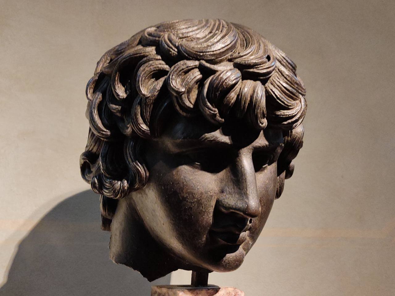 La somptueuse coiffure d'Antinoüs
