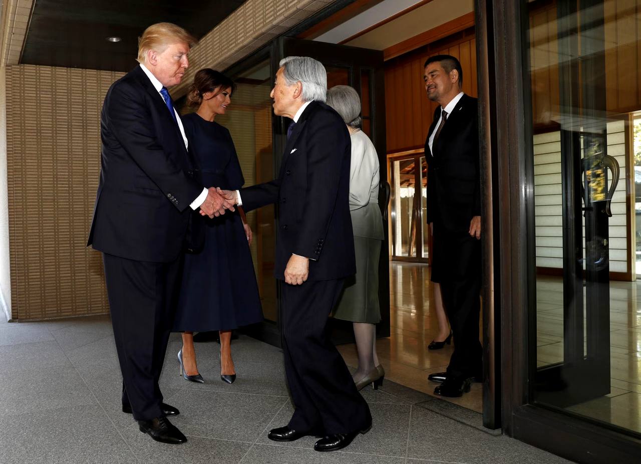 Épisode assez cocasse de la rencontre de Donald Trump avec l'empereur japonais Akihito, tel que le relate le livre de Harry Hurt « Lost Tycoon: The Many Lives of Donald J. Trump »