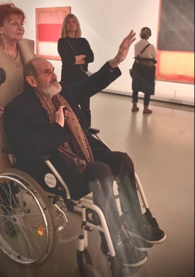 Erik Boulatov devant les tableaux de Mark Rothko à la Fondation Louis Vuitton