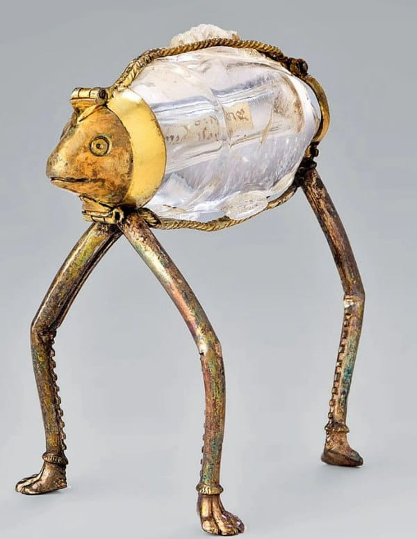 Reliquaire de cristal en forme de poisson sur pieds, destiné aux reliques de Marie-Madeleine, travail égyptien du XVIe siècle