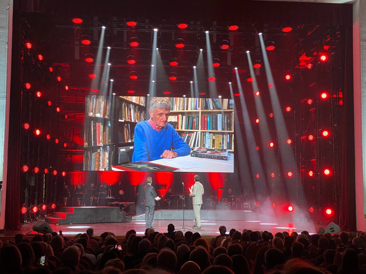 The winner of the second category of The Art Newspaper Russia XII Awards, Book of the Year, is “Artists of the Russian Emigration in America”; the prize is presented by the gallerist Ildar Galeev