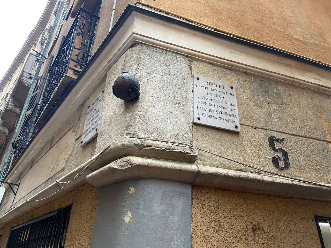 Dans le mur d'un immeuble d'habitation de Nice est resté un boulet de canon tiré par les troupes ottomanes lors du siège de la ville en 1543