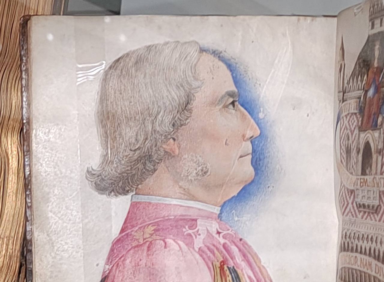 Jusqu'en juin, la bibliothèque Richelieu à Paris accueille l'exposition « Inventer les Renaissances », qui conduit les visiteurs du cabinet d'un savant envahi de manuscrits jusqu'aux somptueux rayonnages des livres du roi