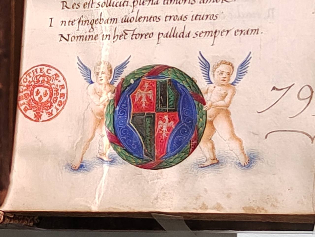 Page de manuscrit avec vers latins. Deux putti ailés tiennent une couronne de laurier autour d'un écu aux aigles ; à gauche, un cachet rouge Bibliotheca Regia.