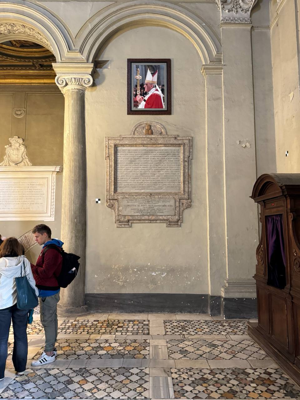 Dans la basilique Saint-Clément, on peut voir le tombeau de saint Cyrille, égal aux apôtres, le lieu où reposent les reliques de saint Clément, rapportées de Crimée à Rome par les frères Cyrille et Méthode, et de nombreuses dédicaces aux saints offertes p