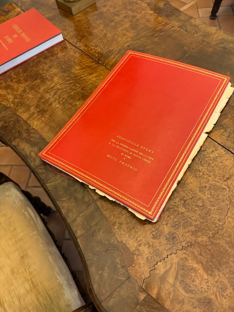 Opera : pluriel du substantif opus, qui signifie en latin « œuvre, travail »