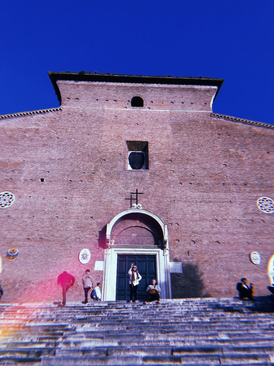 Voyez-vous la niche vide, en haut de la façade de l'église Santa Maria in Aracoeli ?