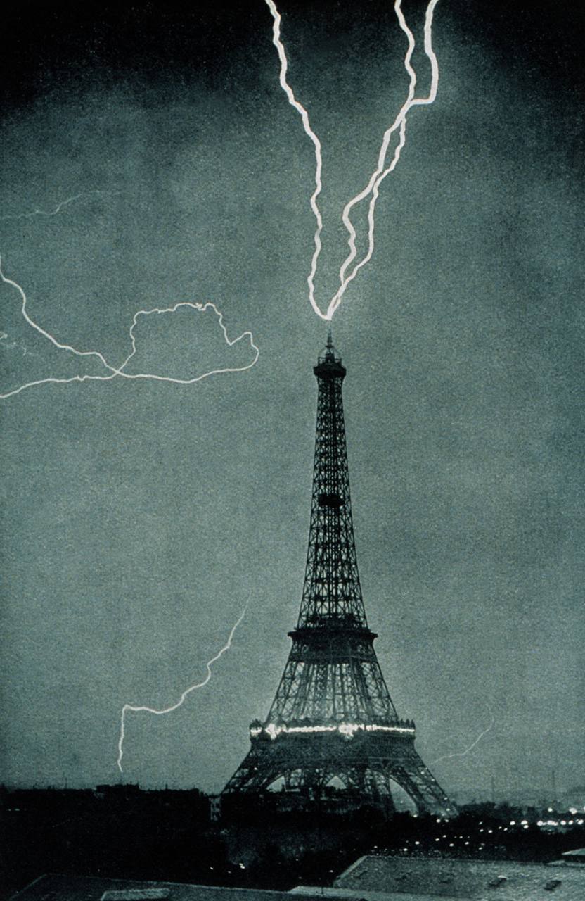 La foudre frappe la tour Eiffel à l'été 1902