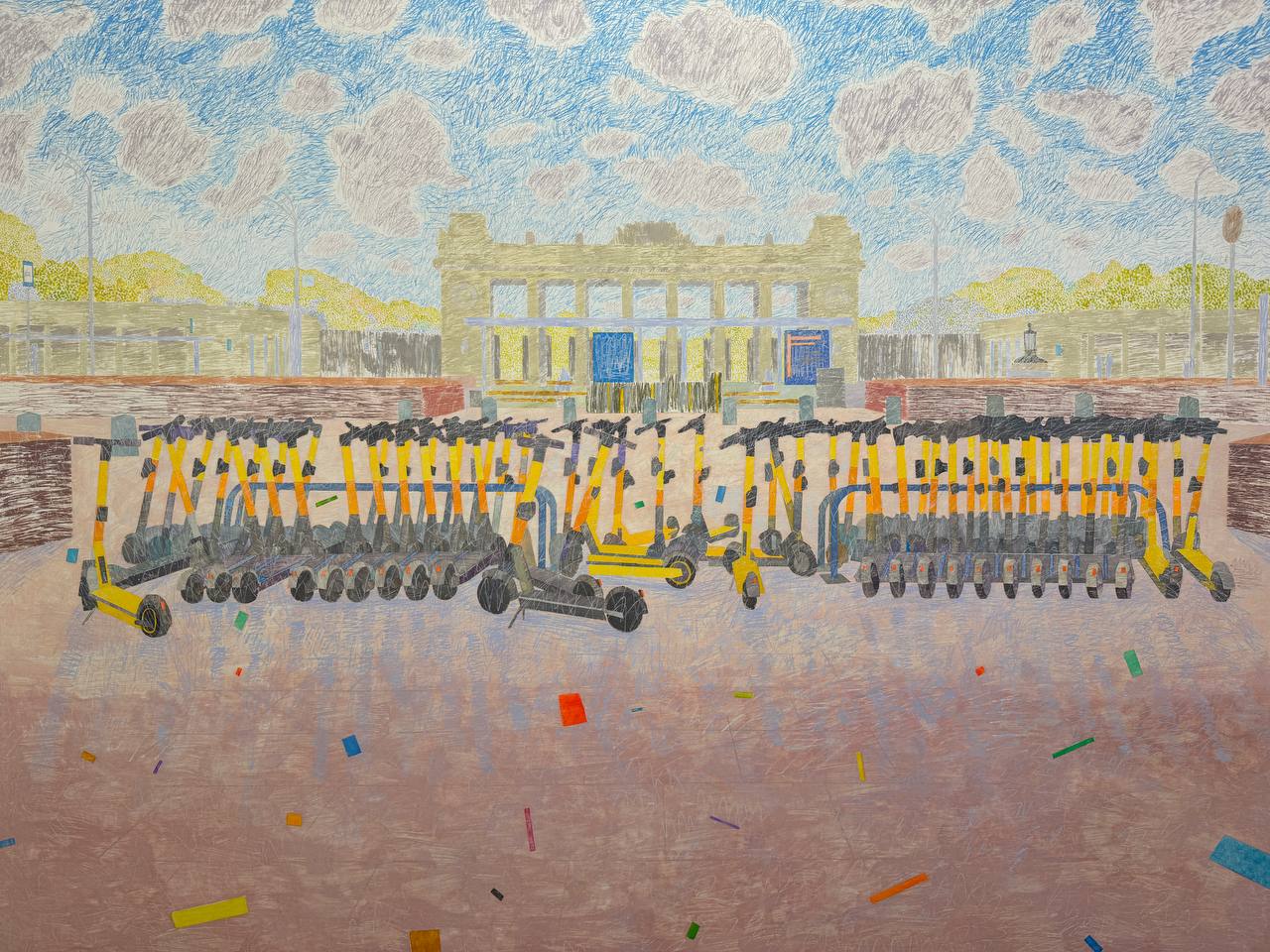 Des rangées de trottinettes électriques jaunes sur une place devant un bâtiment clair à colonnes, sous un ciel nuageux ; des rectangles colorés sont éparpillés au sol.