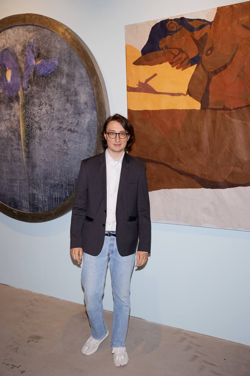 J'ai demandé à mon très cher Sacha Mourachkine de me photographier avec une œuvre pleine d'âme, que j'ai baptisée La Belle au bois dormant, de l'enchanteresse artiste Macha Roudenko, de la galerie de Polina Askeri, à la foire |catalog|