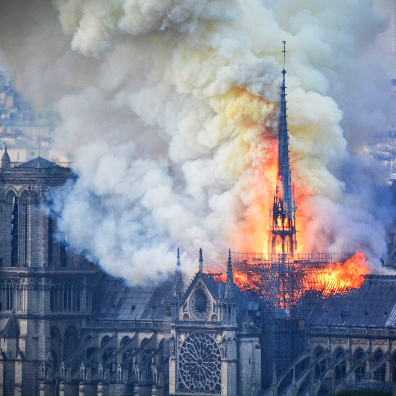 Notre-Dame de Paris menacée de destruction le 15 avril 2019, puis restaurée