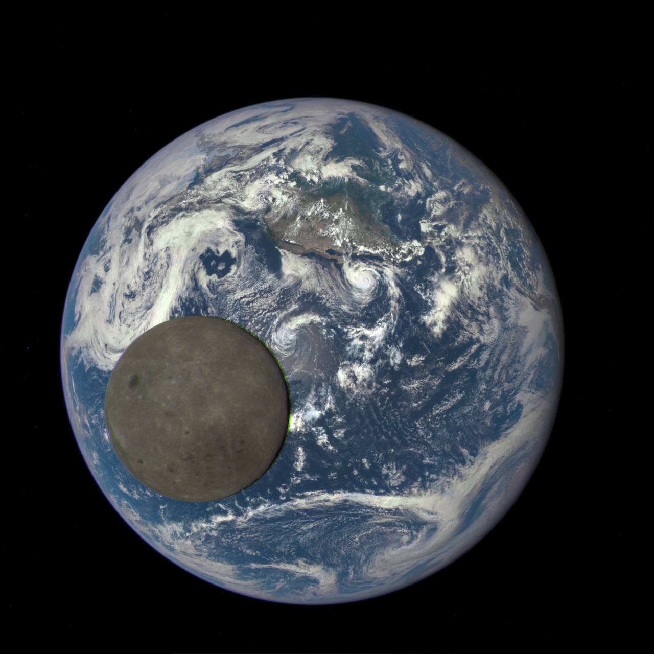 Le disque de la Lune devant la Terre, avec ses nuages et ses océans, sur le fond noir de l'espace.