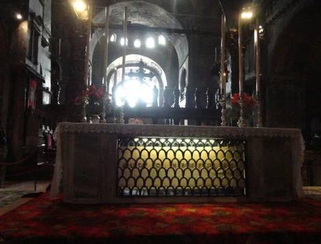 Une des énigmes historiques les plus originales : de qui les reliques reposent-elles dans le tombeau situé derrière l'autel de la basilique Saint-Marc de Venise ?