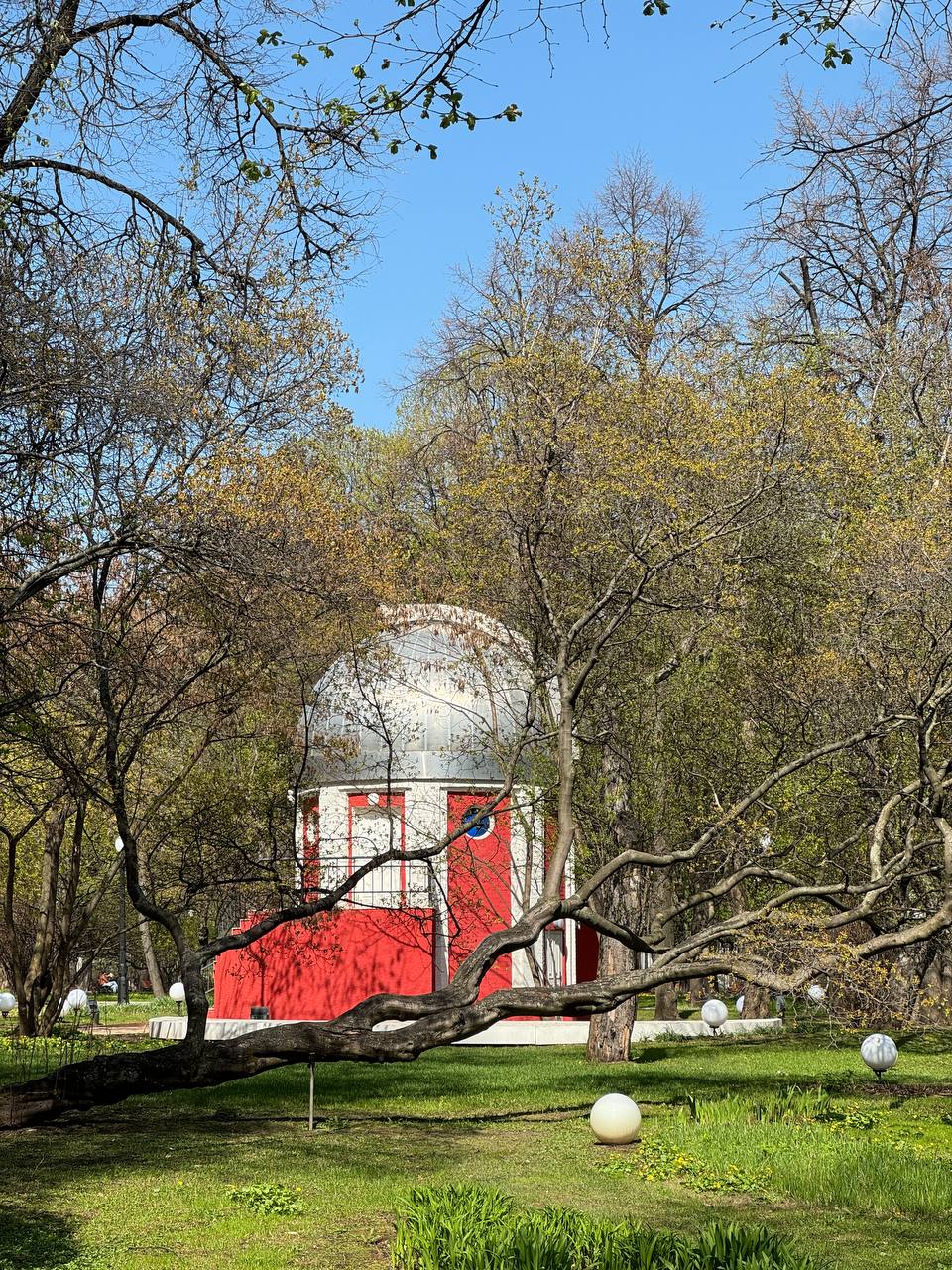 L'observatoire populaire du parc Gorki : quand les feuilles auront poussé, on ne le distinguera plus si aisément