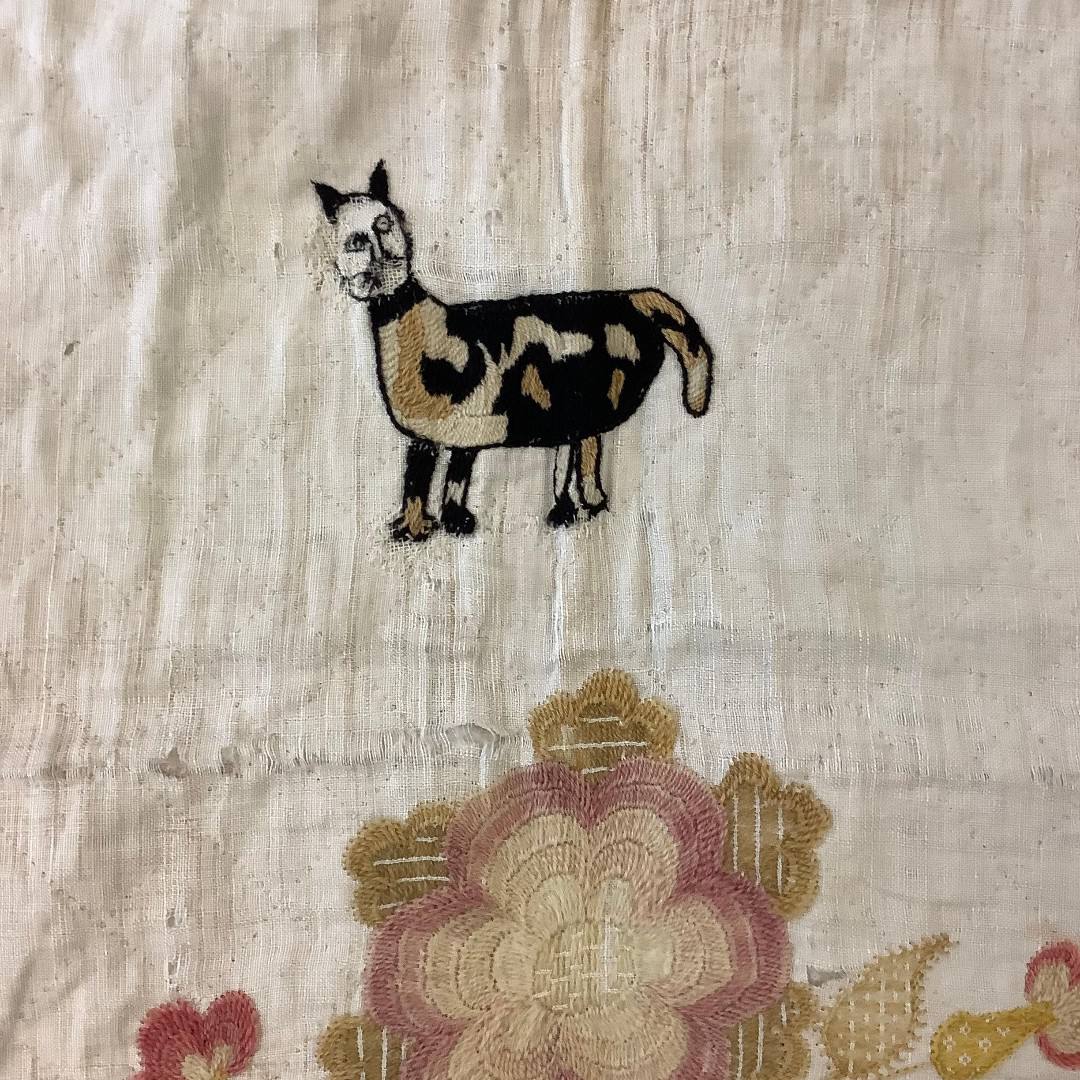 Une chatte et sa maîtresse, détail d'une courtepointe brodée de 1790, Connecticut Museum of Culture and History