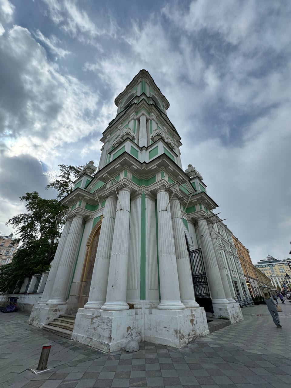 On the site of the cosy "Zvon" coffee shop in the basement of the seventeenth-century bell tower of the Church of St John the Baptist on Pyatnitskaya Street, a different coffee shop has opened following a change of rector: it is called "Perezvon"