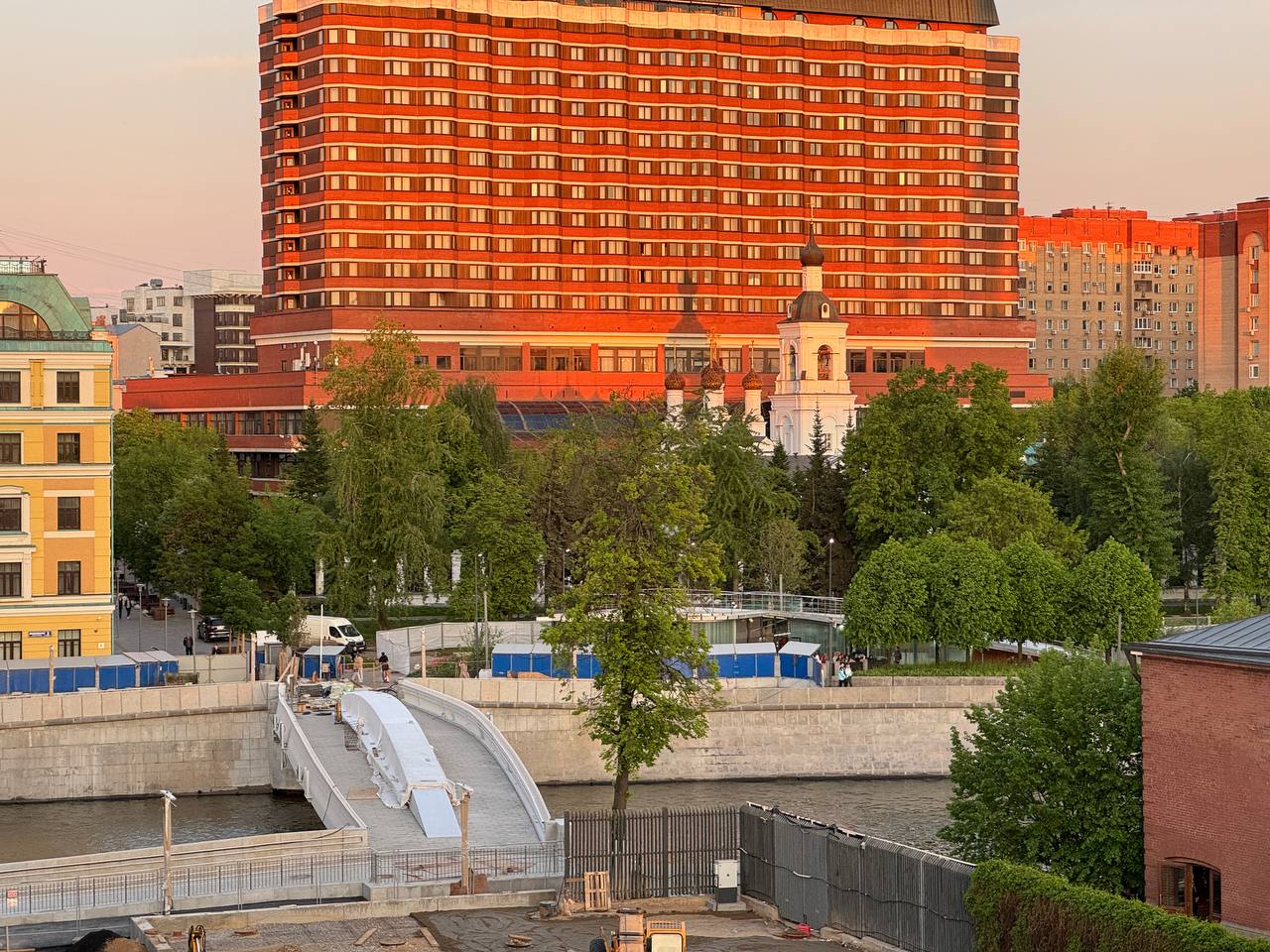 The bridge to Balchug over the Vodootvodny Canal has still not opened, and almost a year has passed