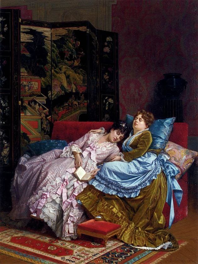Deux jeunes femmes en robes élégantes dorment sur un canapé rouge près d’un paravent noir à décor oriental, l’une tenant un livre ouvert.