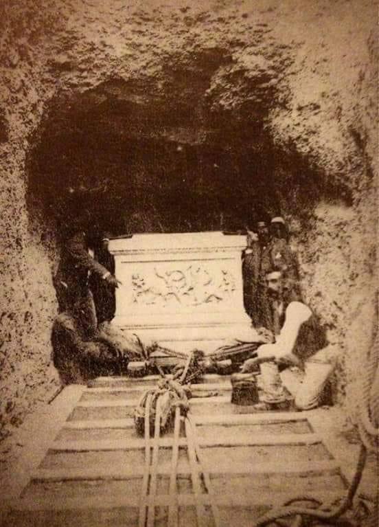 Le principal morceau, sans doute, du Musée archéologique de l'antique Istanbul, le dit Sarcophage d'Alexandre, comme bien des choses en Turquie, ne répond nullement à son nom