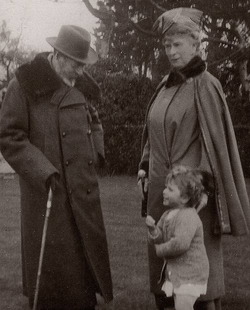 La petite Lilibet, future reine Élisabeth II, sourit à son grand-père, le roi George V, lors d'une promenade avec sa grand-mère, la reine Mary de Teck, en 1929