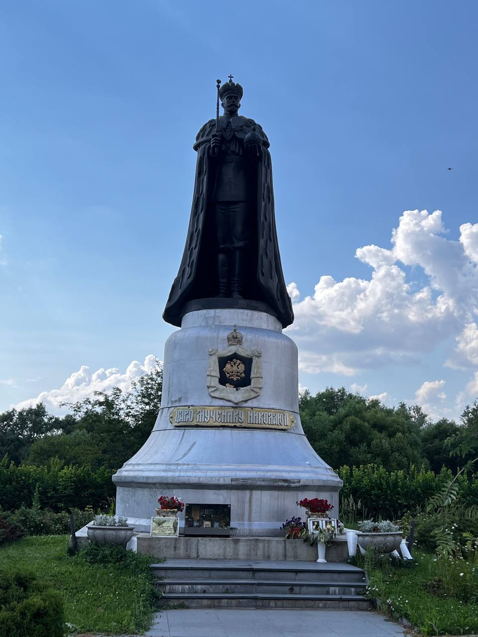 Monument au tsar martyr Nicolas II près de Mytichtchi, village de Taïninskoïé, région de Moscou