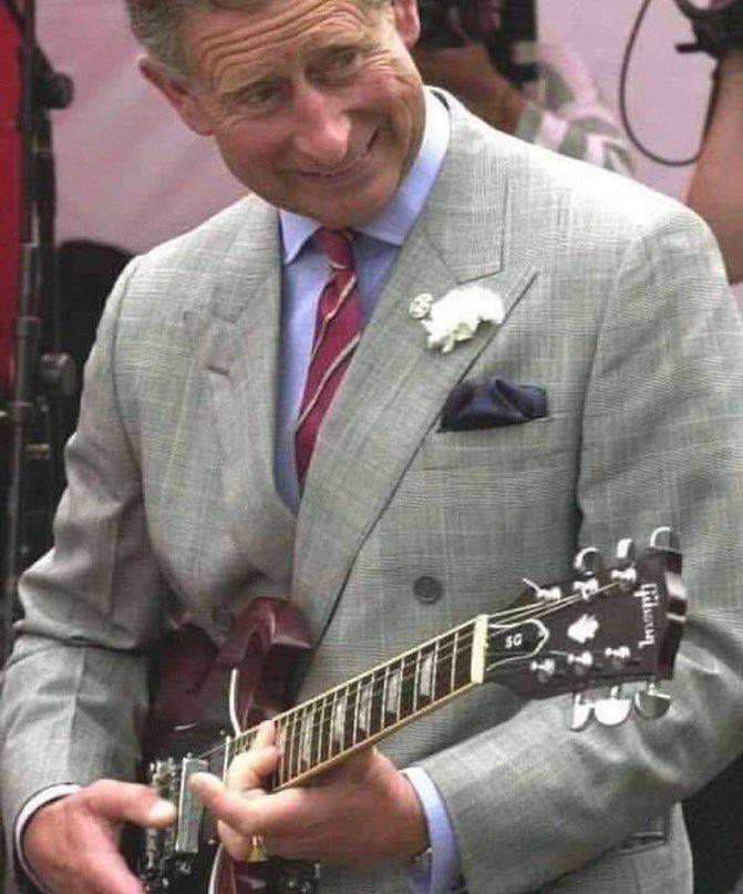 Son Altesse n'est pas un virtuose, mais on peut dire que le Prince n'est qu'à une lettre d'un guitariste de légende
