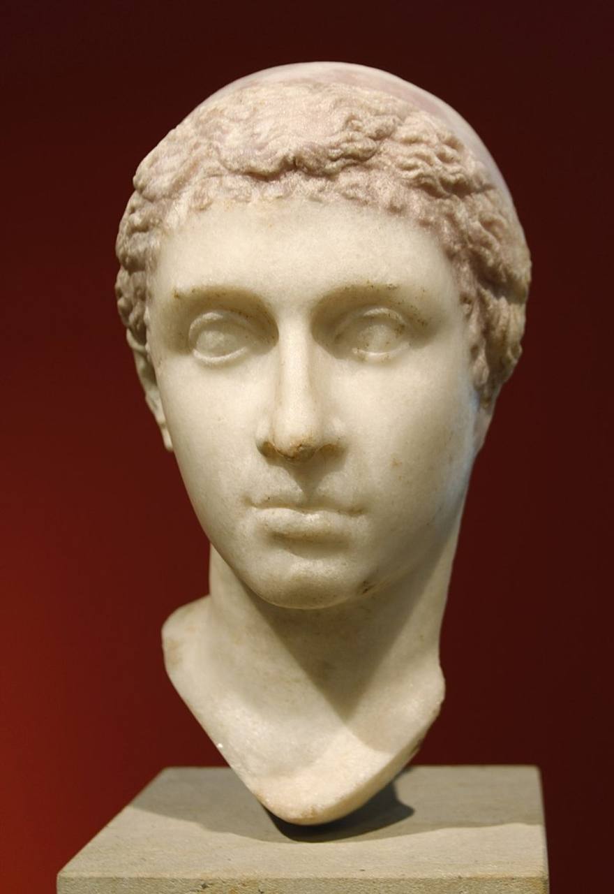 Je vous rappelle à quoi ressemblait Cléopâtre, dernière souveraine de l'Égypte antique, issue de la dynastie gréco-macédonienne des Ptolémées