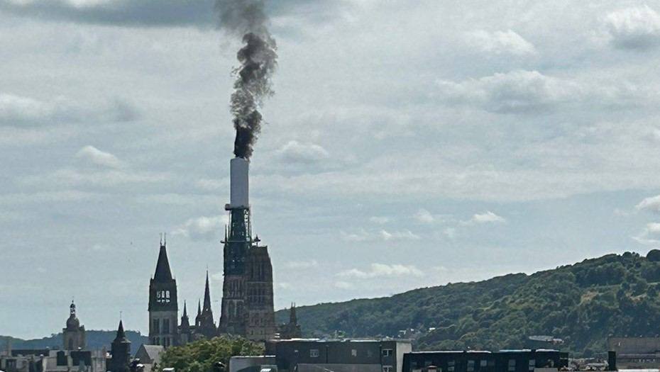 L'incendie des échafaudages de la flèche de la cathédrale de Rouen éteint