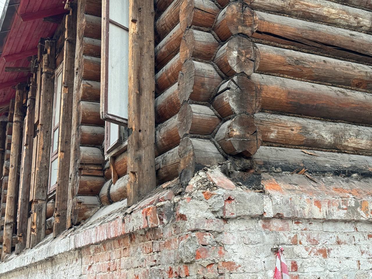 In Filippovsky Lane the walls of the former Lepyoshkin Student Hostel of the Imperial Moscow University (1884), now home to the Theatre House "Old Arbat", have been stripped of their plaster