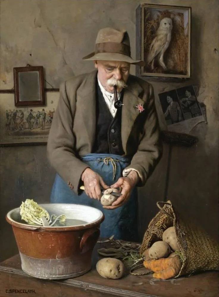 Un homme âgé coiffé d'un chapeau, une pipe à la bouche, épluche une pomme de terre ; sur la table, un panier de pommes de terre et de carottes et un bol de chou.