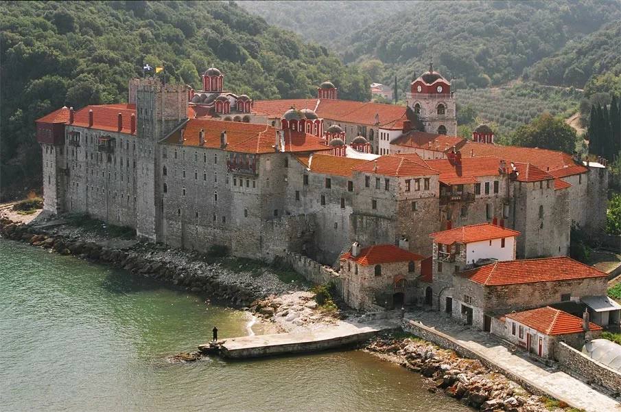 La police grecque se prépare à expulser 118 moines du monastère d'Esphigménou au mont Athos