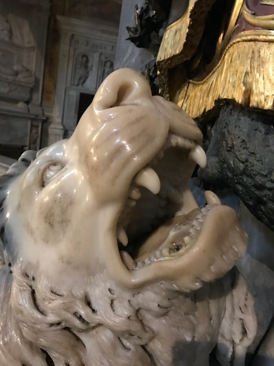 Le lion de marbre de Santa Maria del Popolo attend son rendez-vous chez le dentiste