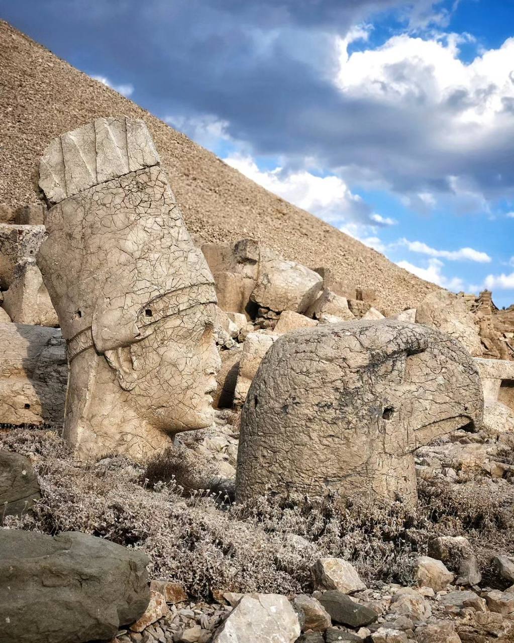Le mont Nemrut, dans le sud-est de la Turquie, doit sa renommée au tombeau d'Antiochos Ier, souverain de la Commagène (69-34 av. J.-C.), royaume arménien antique de la période hellénistique en Asie Mineure